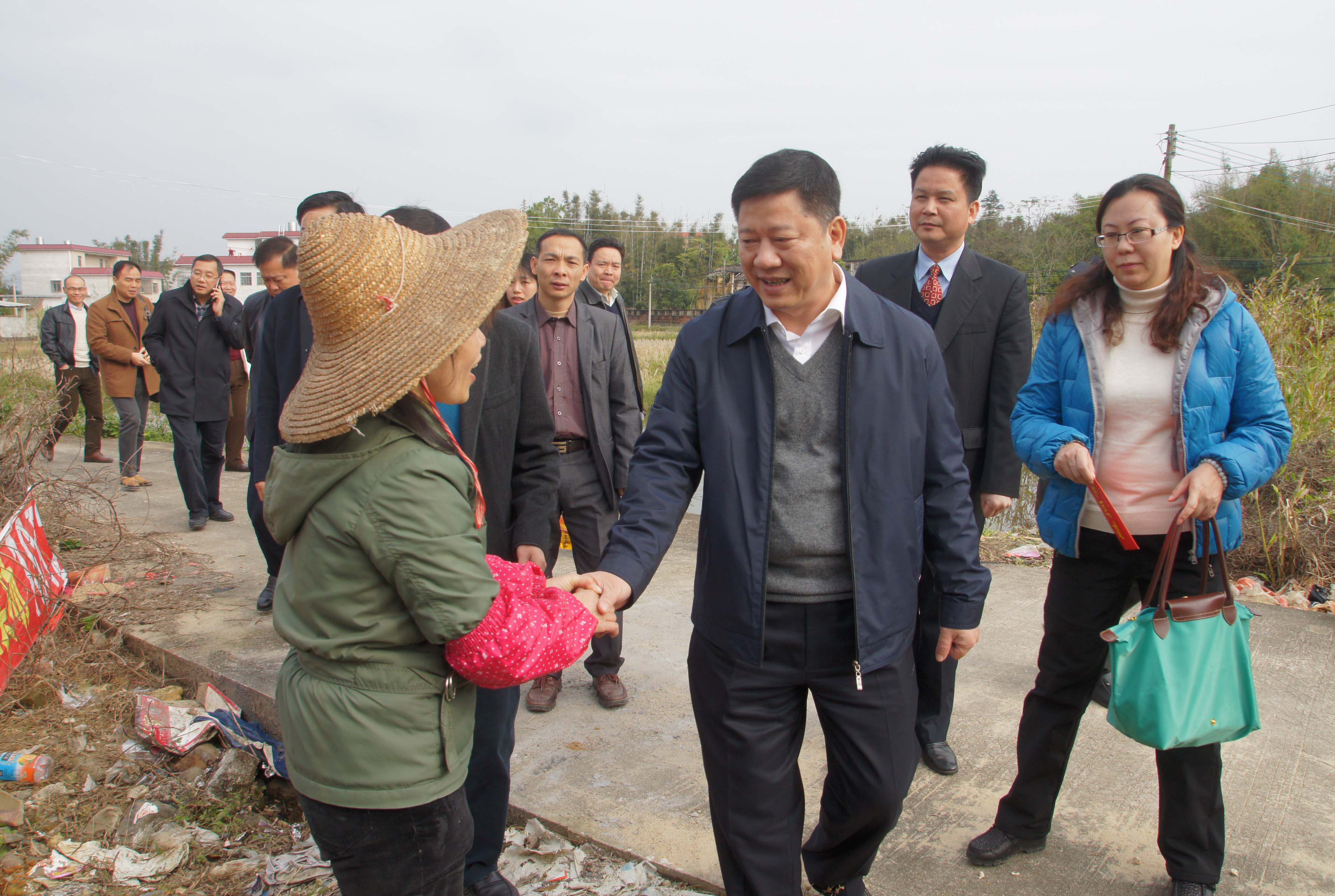 郭健生到新丰县慰问困难老党员和贫困户